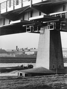361226 Gezicht op een pijler van de Oudenrijnsebrug over het Amsterdam-Rijnkanaal.
